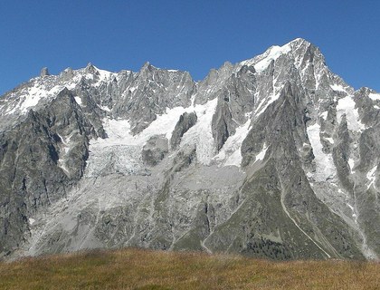 Ladera sur de las Grandes Jorasses, con el glaciar Planpincieux a la izquierda. Wikipedia.jpg
