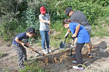 6. Plantación en familia. Foto Jorge Gastón gutiérrez.JPG