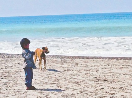 Niño despojado cas por mar.jpg