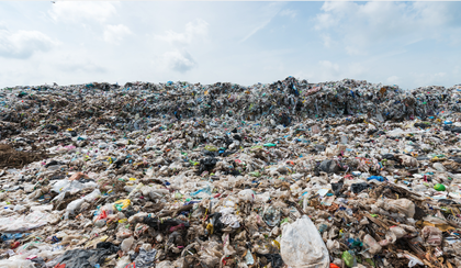 el ciclo de vida de este material genera 1.800 millones de toneladas de gases de efecto invernadero al año WWF.png