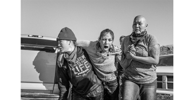 Grupo de mujeres traslada a una guerrera herida. Cannon Ball, Dakota del Norte, noviembre, 2016. Foto: Josué Rivas