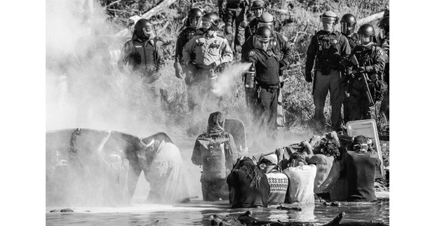 La policía gasea a los guardianes del agua. Dakota del Norte, 2016. Foto: Josué Rivas 