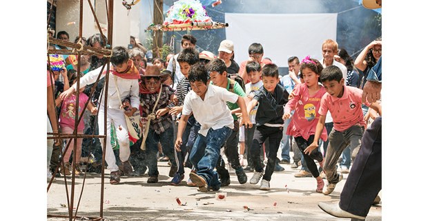 Niños y niñas recogen dulces del castillo, Tepoztlán. Foto: Daniela Garrido Méndez