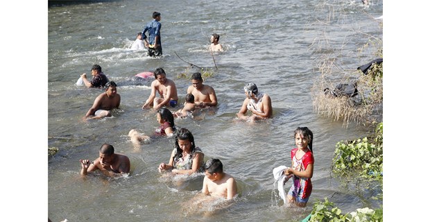 El baño de los migrantes, Pijijiapan, Chiapas, octubre de 2018. Foto: Víctor Camacho, La Jornada