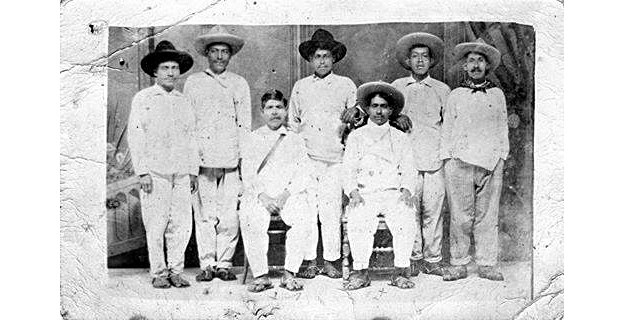 Mariano Reyes sentado a la izquierda con el ‘‘pokarnil’’ cruzado al pecho, circa 1850. Anónimo