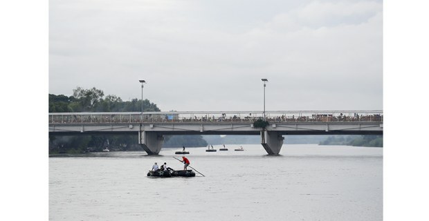 Una multitud de migrantes colma el puente internacional sobre el río Suchiate, octubre de 2018. Foto: Víctor Camacho/La Jornada
