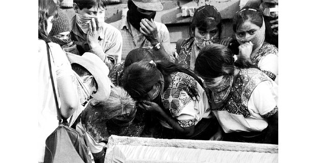 Identificando a las víctimas. Unión Nuevo Progreso, Chiapas, 1998. Foto: José Ángel Rodríguez