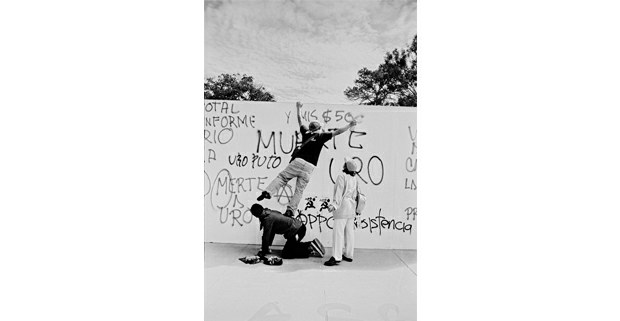 Los grafiteros, Oaxaca de Juárez, 2006. Foto: Antonio Turok