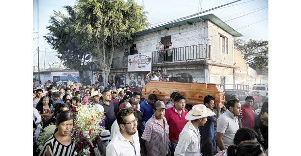 El cortejo fúnebre de Samir Flores pasa frente a la Radio Amiltzinko. Foto: Miguel Tovar