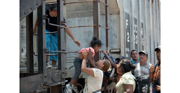 Migrantes centroamericanos esperan la salida del tren en Arriaga, Chiapas, mientras personal de migración realiza operativos en diferentes puntos del estado. Foto: Alfredo Domínguez/ La Jornada
