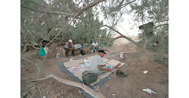 Grupo de migrantes descansan antes de intentar cruzar a Estados Unidos por el desierto. Foto: Alfredo Domínguez / La Jornada