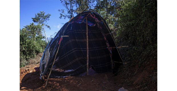 Vivienda temporal en la montaña para el refugio de familias tsotsiles de Chalchihuitán, desplazadas por las agresiones paramilitares. Foto: Luis Enrique Aguilar