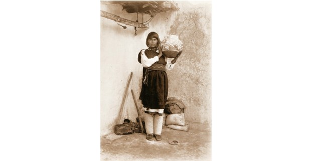 María Histia, una de las grandes ceramistas pueblo. Foto: Adam Clark Vroman, 1900