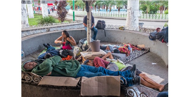 Diana González salió de El Salvador por la violencia, y amanece en el quiosco del Parque Central de Tapachula, mayo de 2019. Foto: Keith Dannenmiller