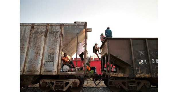 Migrantes centroamericanos abordan La Bestia. Arriaga, Chiapas, 2019. Foto: Alfredo Domínguez/ La Jornada