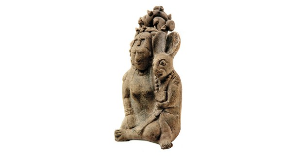 Figurilla maya de Ixchel con conejo. Cerámica moldeada, Isla de Jaina, Campeche. Clásico tardío (600-900 d.C.). Foto: Gliserio Castañeda/ INAH