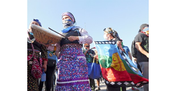 Mujeres mapuche se manifiestan contra el gobierno de Sebastián Piñera. Santiago de Chile, 2019. Foto: Juan Trujillo Limones