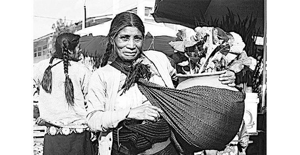 Mujer con jarrón de barro, San Juan Chamula. Foto: Mario OIarte