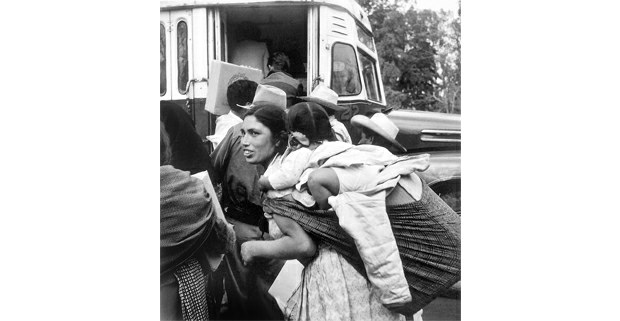 Subiendo al camión, México, 1955. Foto: Bernice Kolko