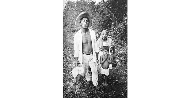 Darío Tuz Caamal, su madrastra doña Simona y su hijo José. Chichimilá, Yucatán, 1971. Foto: Macduff Everton, The Modern Maya, University of Texas Press, 201214.jpg