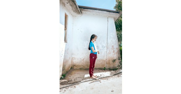 María Luciana, bordadora tsotsil de 13 años, baleada por paramilitares en Aldama, Chiapas, julio de 2020. Foto: Luis Enrique Aguilar Pereda.