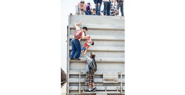 Foto: Keith Dannemiller, 2014 Luego de cruzar el Rio Suchiate cerca de Ciudad Hidalgo, Chiapas, muchos migrantes de Centro y Sudamérica comienzan su viaje al norte en Arriaga, en el tren de carga conocido como ‘La Bestia’.
