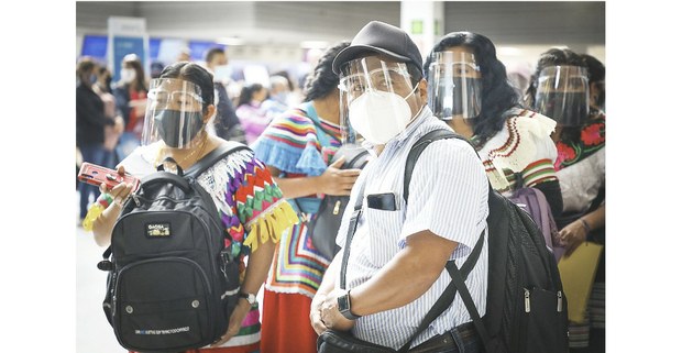 El subcomandante Moisés encabezando la salida de los zapatistas en el aeropuerto de la Ciudad de México. Foto: Francisco Lion