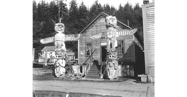 Totems y casa del jefe kwakitul Nimpkish Tla-Co-Glass, Alert Bay, Columbia Británica, 1909. Foto: John N. Cobb