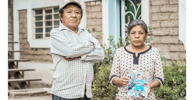 Los padres de Samir Flores Soberanes muestran una foto de su hijo cuando era pequeño. Foto: Gerardo Magallón