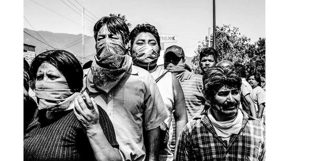 Pobladores de Oaxaca durante la revuelta de la Asamblea Popular de los Pueblos de Oaxaca (APPO) en 2006. Esta foto de Nadja Massün apareció en Ojarasca 248, diciembre de 2017