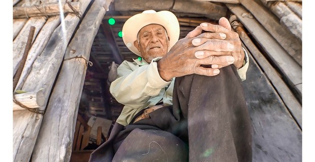 Don Pedro Salazar Gutiérrez, uno de los últimos hablantes de ixcateco, fallecido en enero de 2023. Santa María Ixcatlán, Oaxaca. Foto: cortesía de Rocío Flores