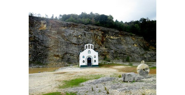 Reproducción en miniatura de la iglesia de San Juan Chamula, en la frontera de Chamula y San Cristóbal de Las Casas, Chiapas. Foto: Hermann Bellinghausen