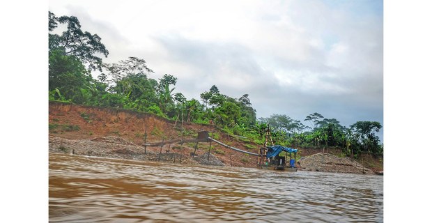 Minería ilegal en el Río Cenepa, Condorcanqui, Amazonas, Perú. Foto: Enrique Carrasco S. J.