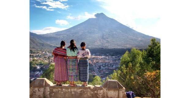 Tres hermanas contemplan el Volcán de Agua desde Ciudad Antigua, Guatemala. Foto: Enrique Carrasco S. J.