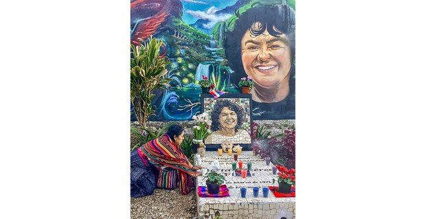 Lolita Chávez en la ofrenda a Berta Cáceres, La Esperanza, Honduras, 2024. Foto: Gloria Muñoz