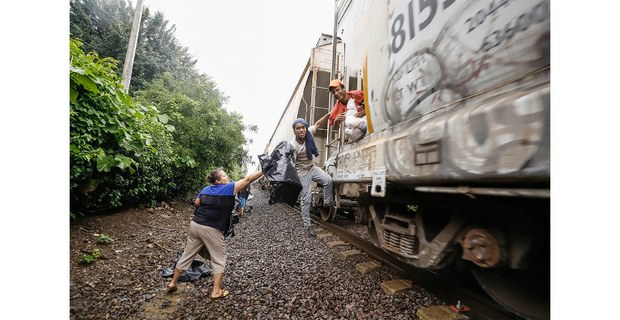 El colectivo Las Patronas, en La Patrona, Veracruz, entrega víveres a migrantes en tránsito, 2017. Foto: Ojarasca