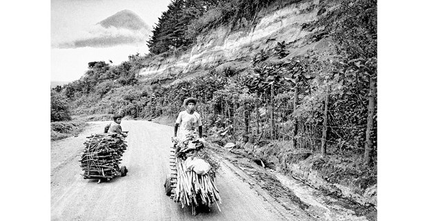 Camino a Quetzaltenago, Guatemala, 1982. Foto: Antonio Turok