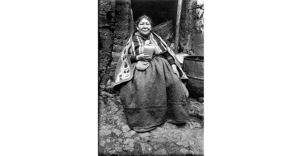 Mestiza tomando chicha, Cuzco, Perú, 1932. Foto: Martín Chambi (1891-1973)