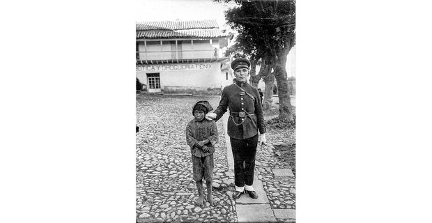 Policía arrestando a un niño, Cuzco, Perú, 1924. Foto: Martín Chambi (1891-1973)