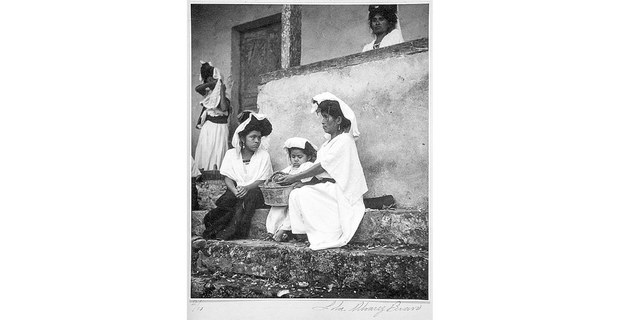 Mujeres de Cuetzalan, Puebla. De: Lola Álvarez Bravo y la fotografía de una época, Conaculta y Editorial RM, México, 2012