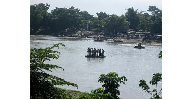 Cruce del río Suchiate entre Guatemala y México. Foto: Ojarasca