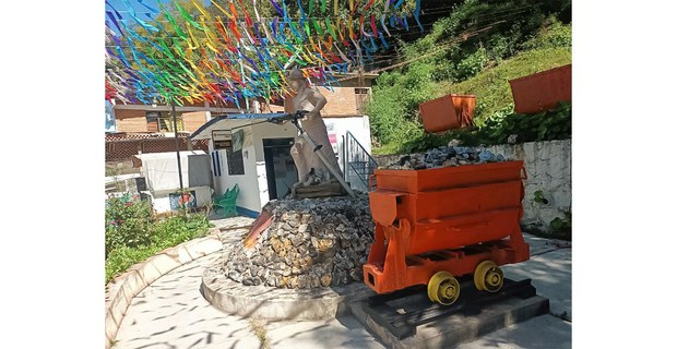 Monumento a la minería en Calpulálpam de Méndez, Oaxaca. Foto: Hermann Bellinghausen