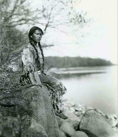 Mujer ojibwe, Ponemah, Minnesota, 1908. Foto: Roland W. Reed 