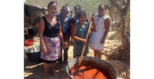 La cocinera oaxaqueña Teresa Cordero (primera a la izquierda) presenta un guiso. Foto: Juan Carlos Martínez Prado