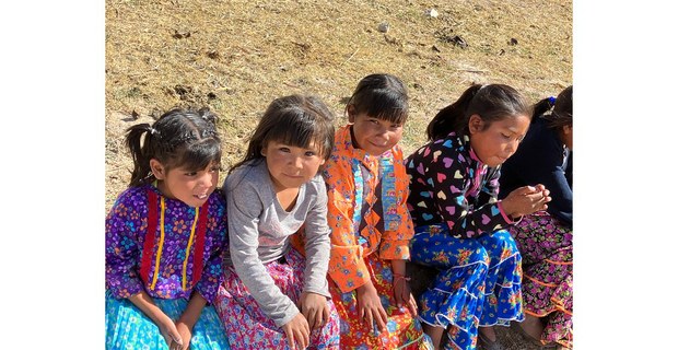 Niñas raramuri, Mogótavo, Chihuahua, 2025. Foto: Gloria Muñoz Ramírez