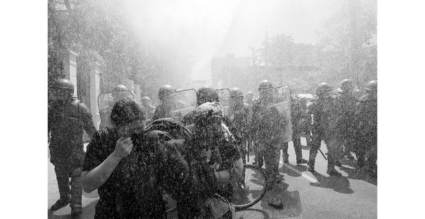 Represión policial contra manifestantes mapuche. De la serie Mapuche, el retorno de las voces antiguas. Foto: Pablo E. Poviano