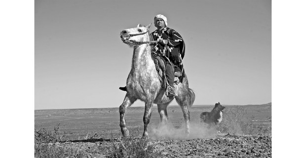 Diego Rosales vive en el territorio de sus ancestros, hoy invadido por pozos de fracking, Añelo, comunidad Fvta Xayen, Neuquén, Argentina, 10 de agosto de 2021. Foto: Pablo E. Poviano