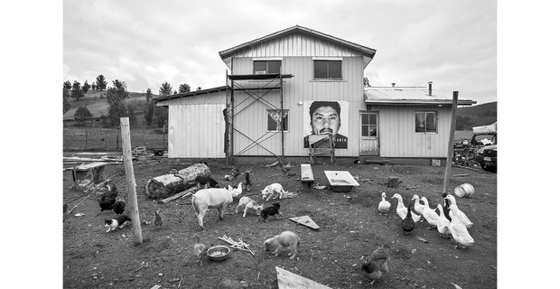 Camilo Catrillanca tenía 24 años y estaba construyendo esa casa cuando fue asesinado por la espalda por un equipo de élite de la policía chilena mientras él manejaba su tractor, Comunidad Temucuicui, Ercilla, Araucanía, Chile, 25 de julio de 2019. Foto: Pablo E. Poviano