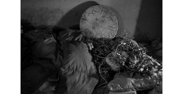 Sofía durante un tratamiento en la casa de la machi Millaray, Río Bueno, Los Lagos, Chile, 19 de junio de 2023. Foto: Pablo E. Poviano