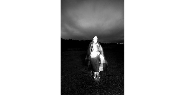 Una adolescente mapuche con su ropa de ceremonia, a la luz de luna llena, Comunidad Autónoma Huañaco Millao, Araucanía, Chile, 18 de noviembre de 2021. Foto: Pablo E. Poviano